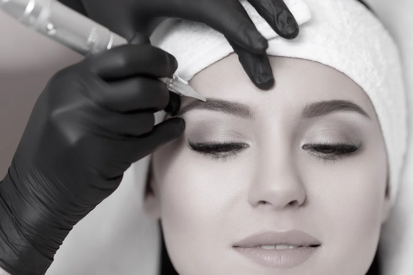 Permanente make-up van de wenkbrauwen